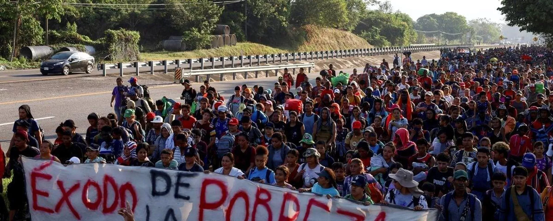 Caravana de pessoas se encaminha para a fronteira sul dos Estados Unidos - Sputnik Brasil, 1920, 27.12.2023