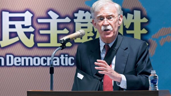 John Bolton, ex-conselheiro de segurança nacional dos EUA, fala durante 12º Simpósio Global de Assuntos Nacionais de Taiwan em Taipé, 29 de abril de 2023 - Sputnik Brasil