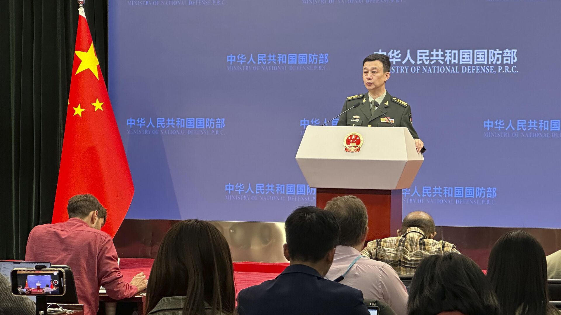 O porta-voz do Ministério da Defesa da China, coronel Wu Qian, fala aos repórteres em um briefing mensal em Pequim. China, 28 de dezembro de 2023 - Sputnik Brasil, 1920, 25.01.2024