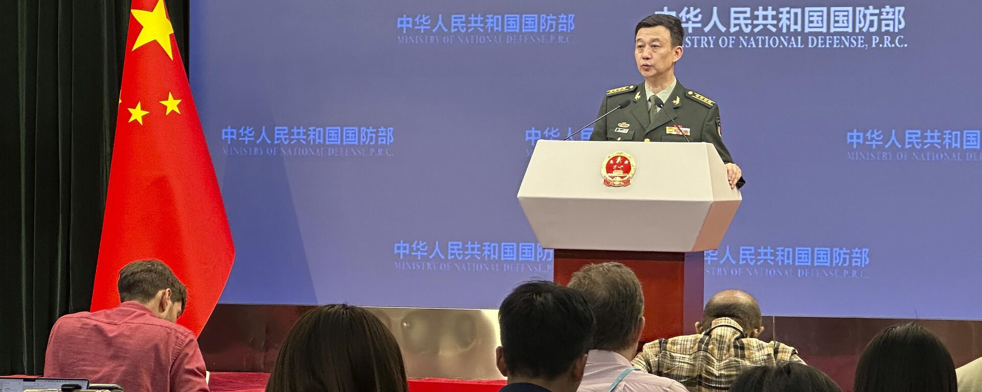O porta-voz do Ministério da Defesa da China, coronel Wu Qian, fala aos repórteres em um briefing mensal em Pequim, quinta-feira, 28 de dezembro de 2023 - Sputnik Brasil, 1920, 28.12.2023