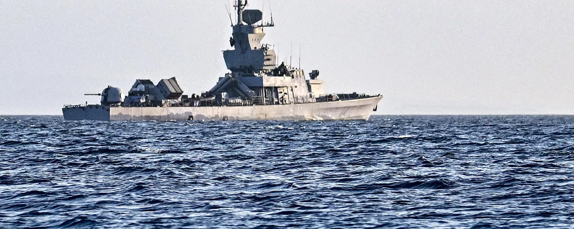 Barco de mísseis da Marinha israelense patrulha mar Vermelho na costa da cidade portuária de Eliat, Israel, 26 de dezembro de 2023 - Sputnik Brasil, 1920, 28.12.2023
