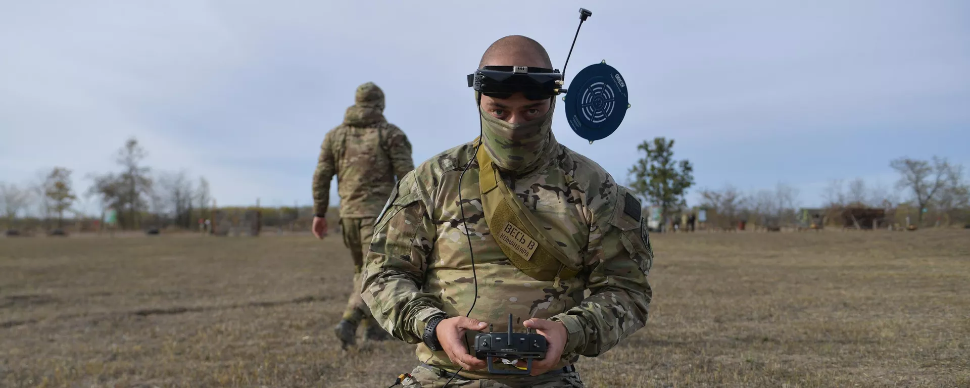 Um piloto de drone FPV do batalhão de voluntários Sudoplatov participa de um exercício em um campo de treinamento no decorrer da operação militar da Rússia na Ucrânia, no território da região de Zaporozhie, que acessou a Rússia - Sputnik Brasil, 1920, 28.12.2023