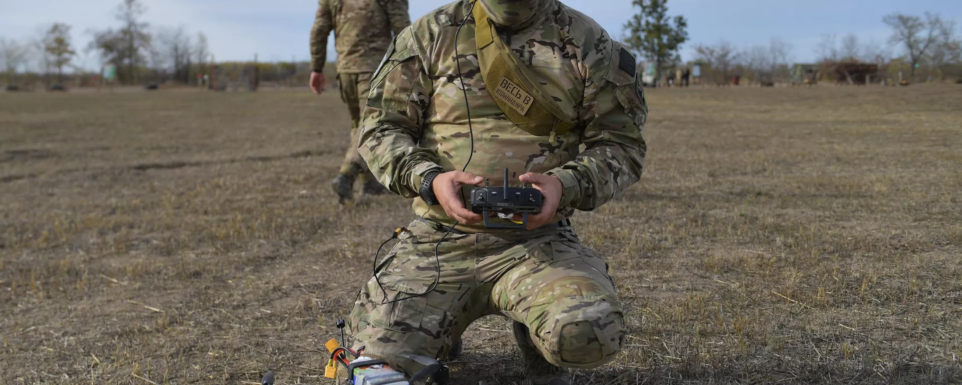 Um piloto de drone FPV do batalhão de voluntários Sudoplatov participa de um exercício em um campo de treinamento no decorrer da operação militar da Rússia na Ucrânia, no território da região de Zaporozhie, que acessou a Rússia - Sputnik Brasil, 1920, 28.12.2023