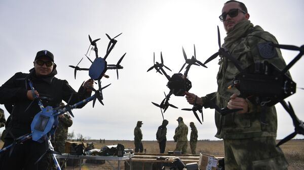 Pilotos de drones do batalhão de voluntários Sudoplatov participam de exercício em campo de treinamento durante a operação militar russa na Ucrânia, no território da região de Zaporozhie, que acessou a Rússia, 2 de novembro de 2023 - Sputnik Brasil