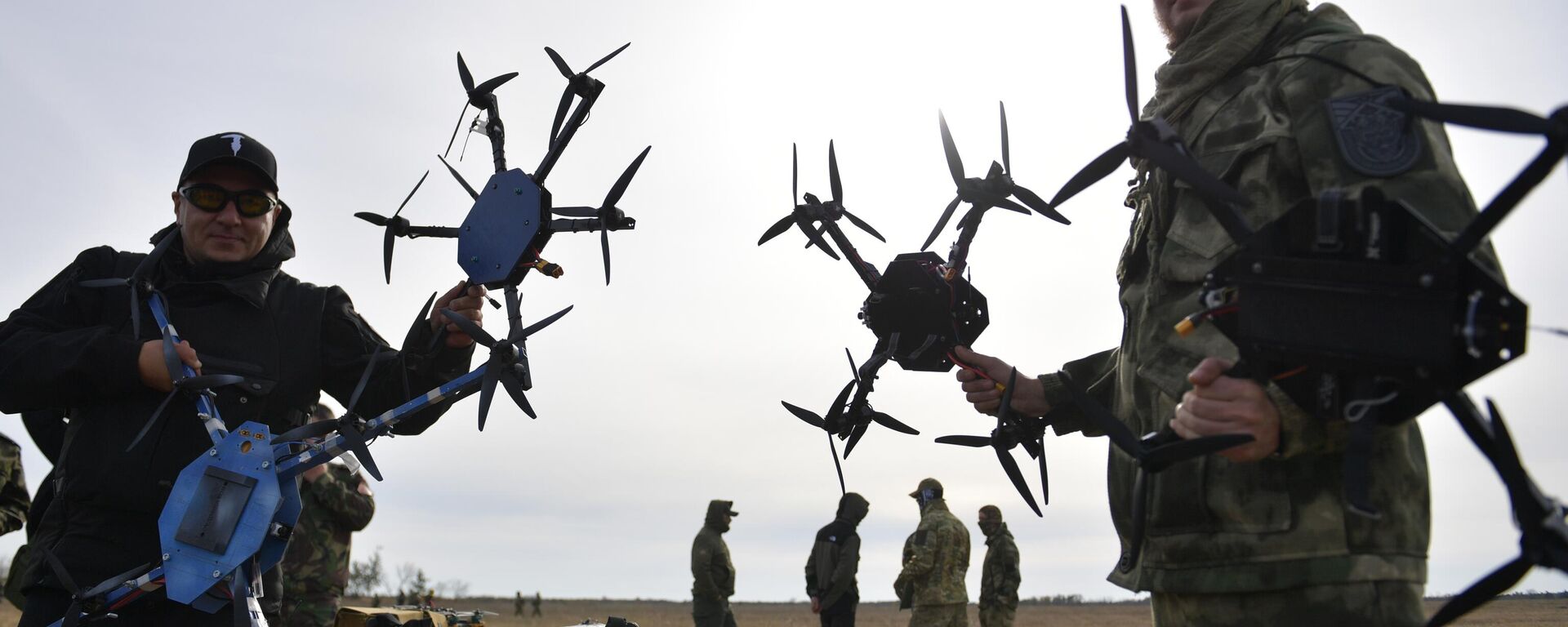 Pilotos de drones do batalhão de voluntários Sudoplatov participam de exercício em campo de treinamento durante a operação militar russa na Ucrânia, no território da região de Zaporozhie, que acessou a Rússia, 2 de novembro de 2023 - Sputnik Brasil, 1920, 08.01.2024