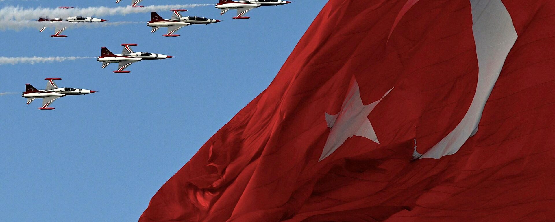 Pilotos da Força Aérea da Turquia, das Estrelas Turcas, voam em Northrop F-5 perto de uma bandeira nacional para marcar o 100º aniversário da República da Turquia. Istambul, 29 de outubro de 2023 - Sputnik Brasil, 1920, 28.12.2023