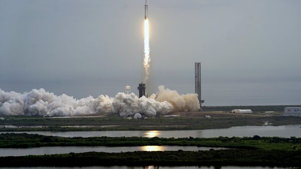 Foguete Falcon Heavy da SpaceX decola da plataforma 39A no Centro Espacial Kennedy em Cabo Canaveral, Flórida, EUA, 13 de outubro de 2023 - Sputnik Brasil