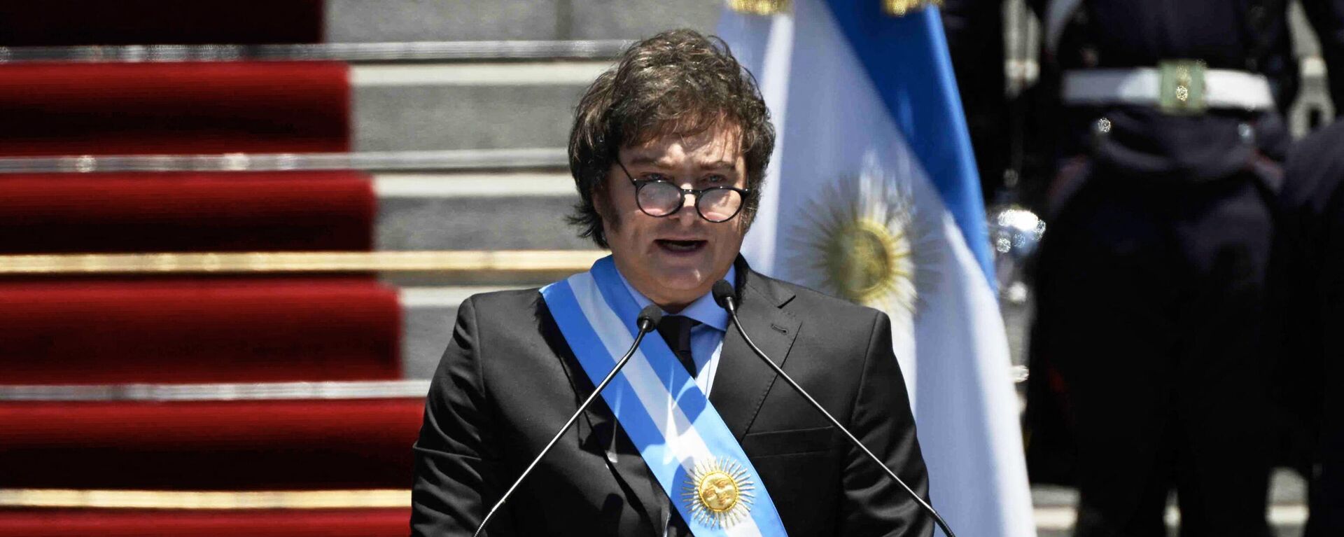 O novo presidente da Argentina, Javier Milei, faz um discurso após tomar posse durante sua cerimônia de posse fora do Congresso em Buenos Aires, em 10 de dezembro de 2023 - Sputnik Brasil, 1920, 29.12.2023