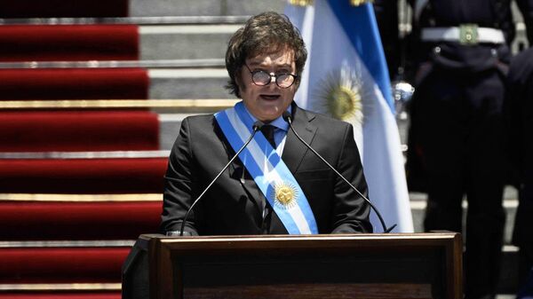 O novo presidente da Argentina, Javier Milei, faz um discurso após tomar posse durante sua cerimônia de posse fora do Congresso em Buenos Aires, em 10 de dezembro de 2023 - Sputnik Brasil