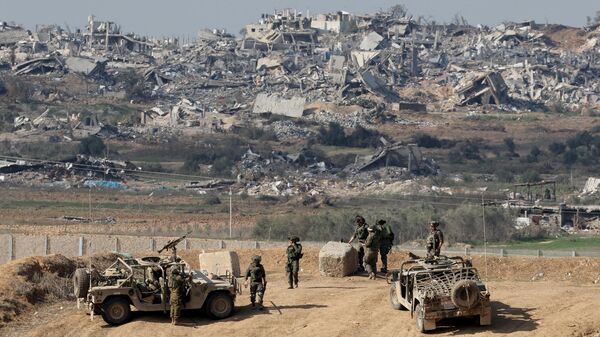 Uma foto tirada de uma posição no sul de Israel, ao longo da fronteira com a Faixa de Gaza, mostra tropas mantendo posição, em 29 de dezembro de 2023 - Sputnik Brasil