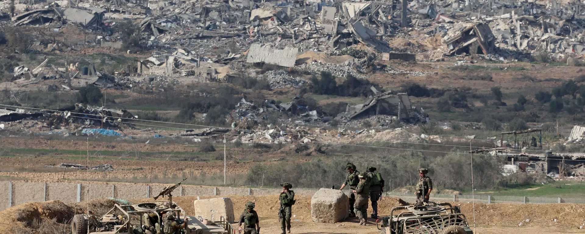 Uma foto tirada de uma posição no sul de Israel, ao longo da fronteira com a Faixa de Gaza, mostra tropas mantendo posição, em 29 de dezembro de 2023 - Sputnik Brasil, 1920, 29.12.2023