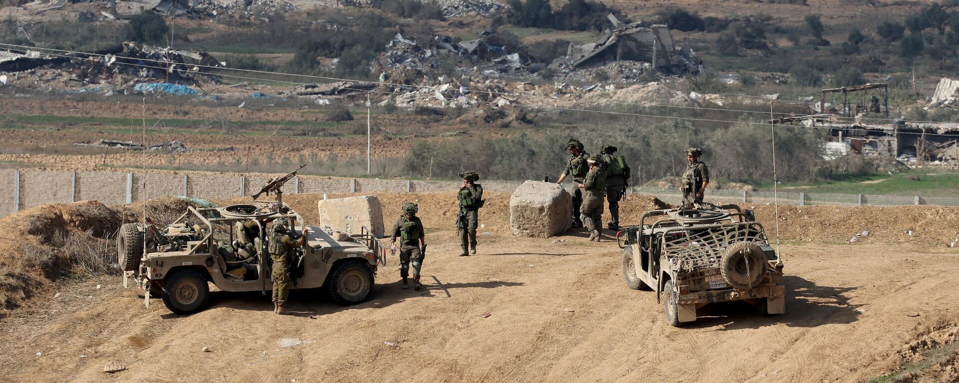 Uma foto tirada de uma posição no sul de Israel, ao longo da fronteira com a Faixa de Gaza, mostra tropas mantendo posição, em 29 de dezembro de 2023 - Sputnik Brasil, 1920, 05.01.2024