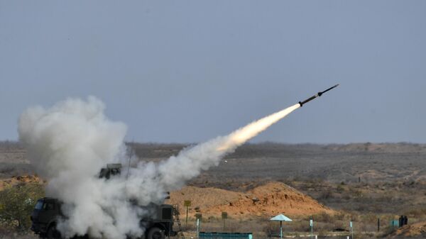 Sistema de mísseis de defesa aérea Pantsir-S dispara durante os exercícios militares Kavkaz 2020, no campo de treinamento de Ashuluk, na região de Astrakhan, na Rússia - Sputnik Brasil