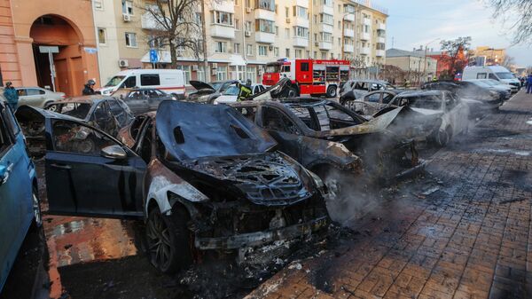 Carros atingidos por fragmentos de foguetes após ataque terrorista promovido pela Ucrânia em Belgorod. Rússia, 30 de dezembro de 2023 - Sputnik Brasil