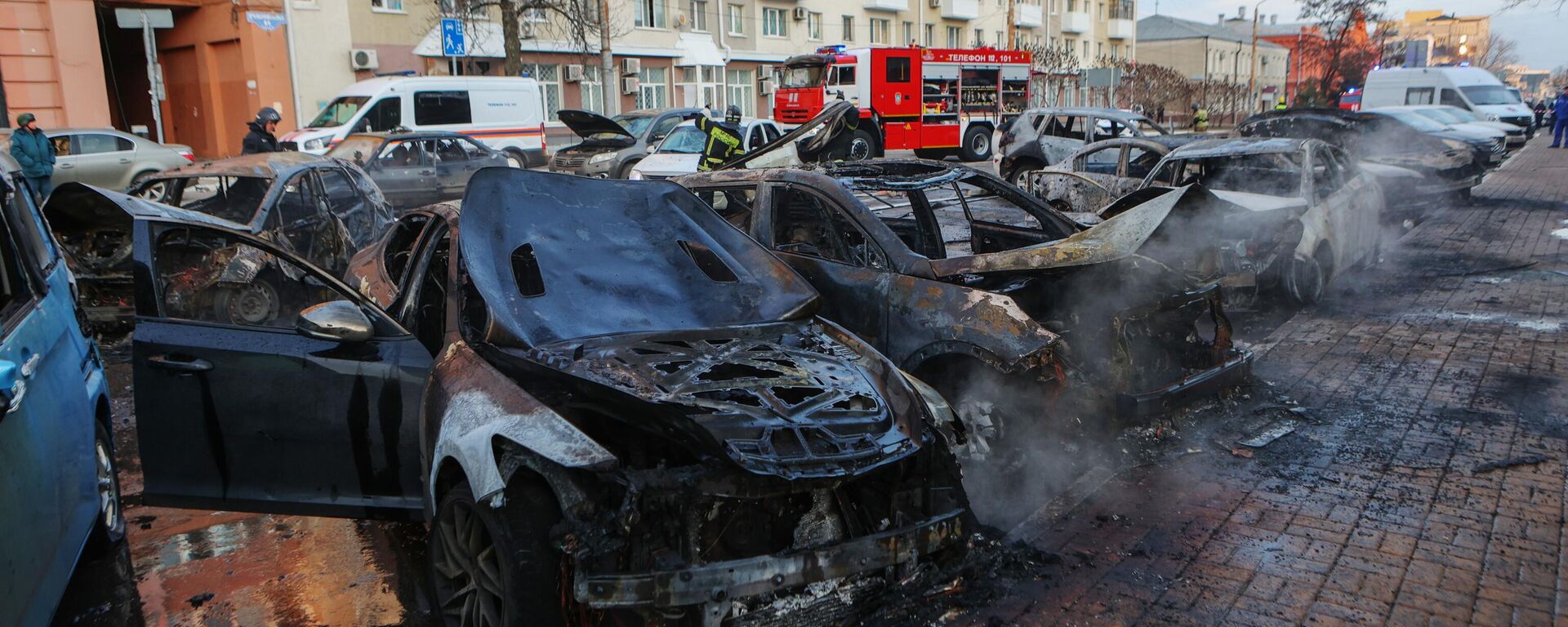 Carros atingidos por fragmentos de foguetes após ataque terrorista promovido pela Ucrânia em Belgorod. Rússia, 30 de dezembro de 2023 - Sputnik Brasil, 1920, 20.03.2024