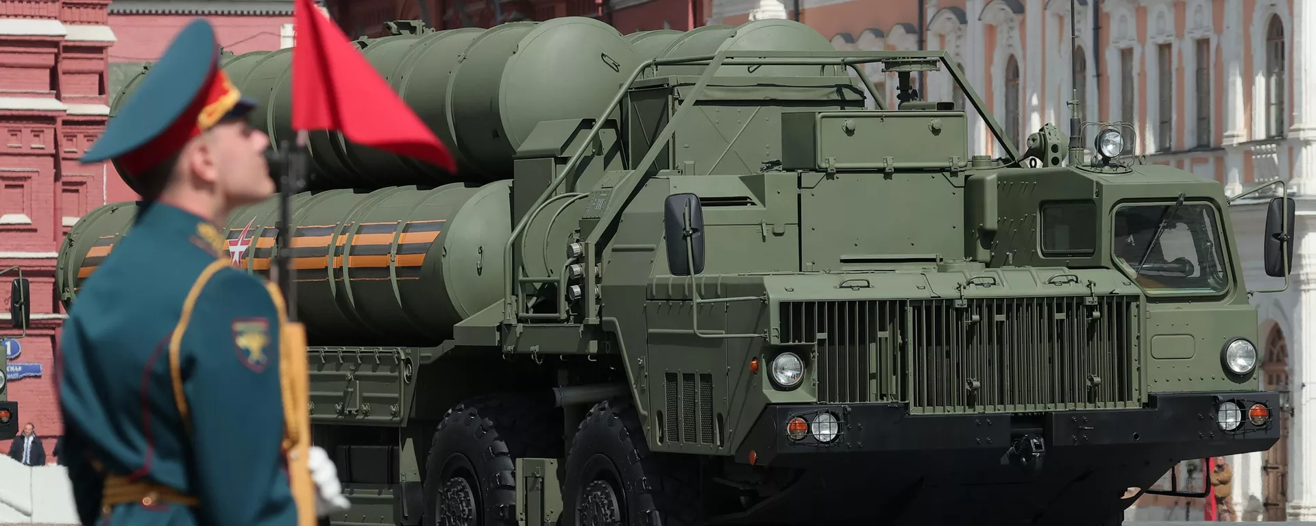 Um sistema de mísseis de defesa aérea russo S-400 Triumph circula na Praça Vermelha durante um desfile militar do Dia da Vitória, que marca o 78º aniversário da vitória sobre a Alemanha nazista na Segunda Guerra Mundial, em Moscou, na Rússia. Ekaterina Shtukina - Sputnik Brasil, 1920, 30.12.2023