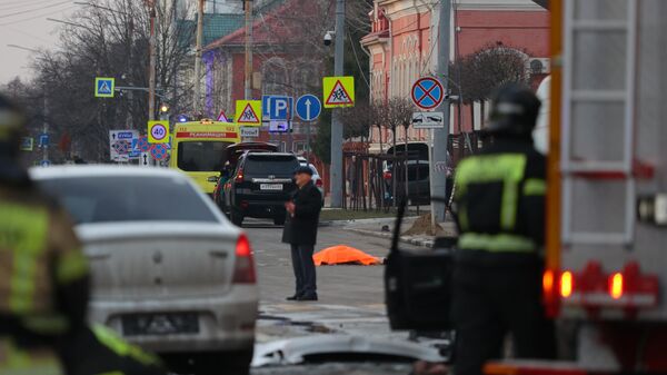 Bombeiros e policiais mobilizados após ataque terrorista provocar várias mortes em Belgorod. Rússia, 30 de novembro de 2023 - Sputnik Brasil