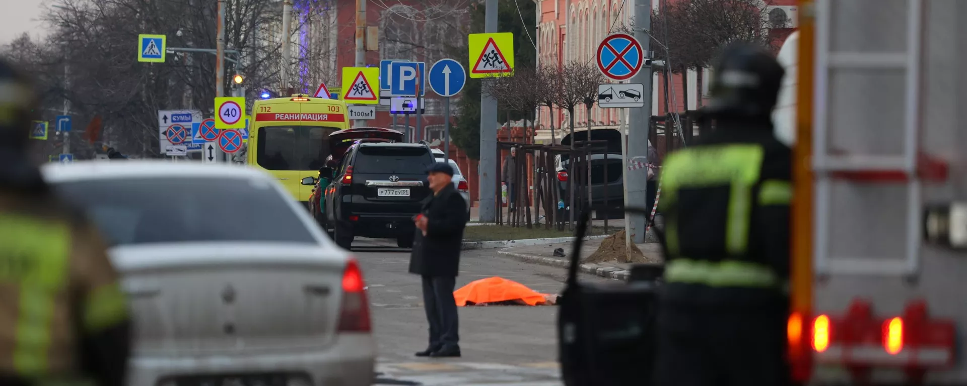 Bombeiros e policiais mobilizados após ataque terrorista provocar várias mortes em Belgorod. Rússia, 30 de novembro de 2023 - Sputnik Brasil, 1920, 30.12.2023