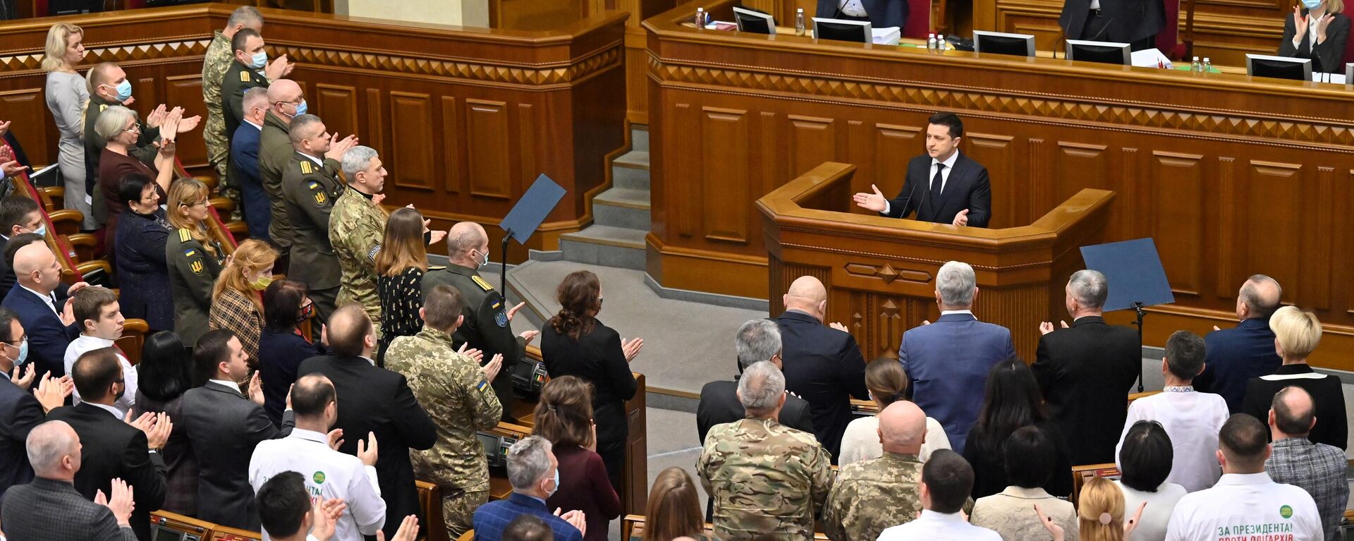 Membros do parlamento se levantam e aplaudem enquanto o presidente ucraniano, Vladimir Zelensky, discursa no Verkhovna Rada (parlamento) da Ucrânia, em Kiev, 1º de dezembro de 2021 - Sputnik Brasil, 1920, 31.12.2023