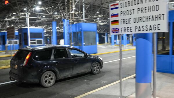 Carro passa sem interrupção no posto fronteiriço de Bregana, entre a Croácia e a Eslovênia, no dia de abertura do Espaço Schengen à Croácia, em 1º de janeiro de 2023 - Sputnik Brasil