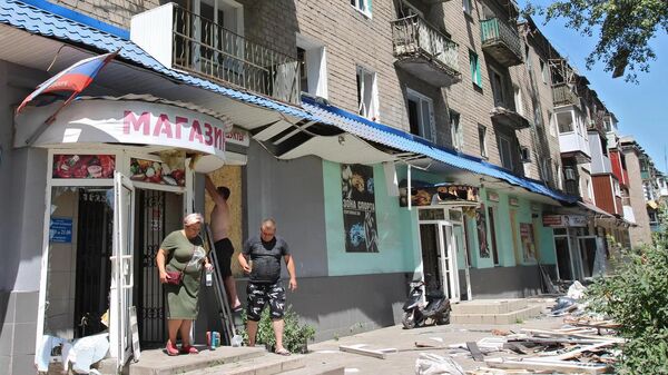 Edifício danificado em bombardeio em Donetsk - Sputnik Brasil