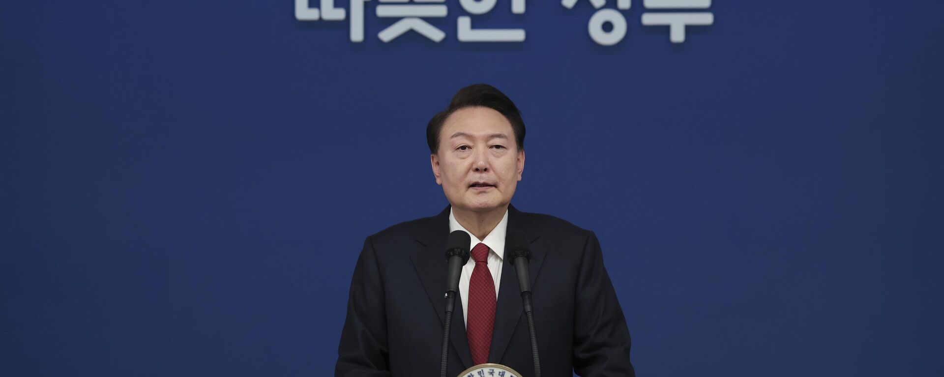 Yoon Suk-yeol, presidente sul-coreano, durante discurso de Ano-Novo no gabinete presidencial, em Seul, Coreia do Sul, em 31 de dezembro de 2023 - Sputnik Brasil, 1920, 26.01.2024