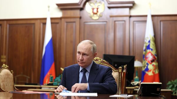 Vladimir Putin, presidente da Rússia, durante reunião com Sergei Chemezov, CEO da corporação russa Rostec (fora da foto), em 28 de dezembro de 2023 - Sputnik Brasil