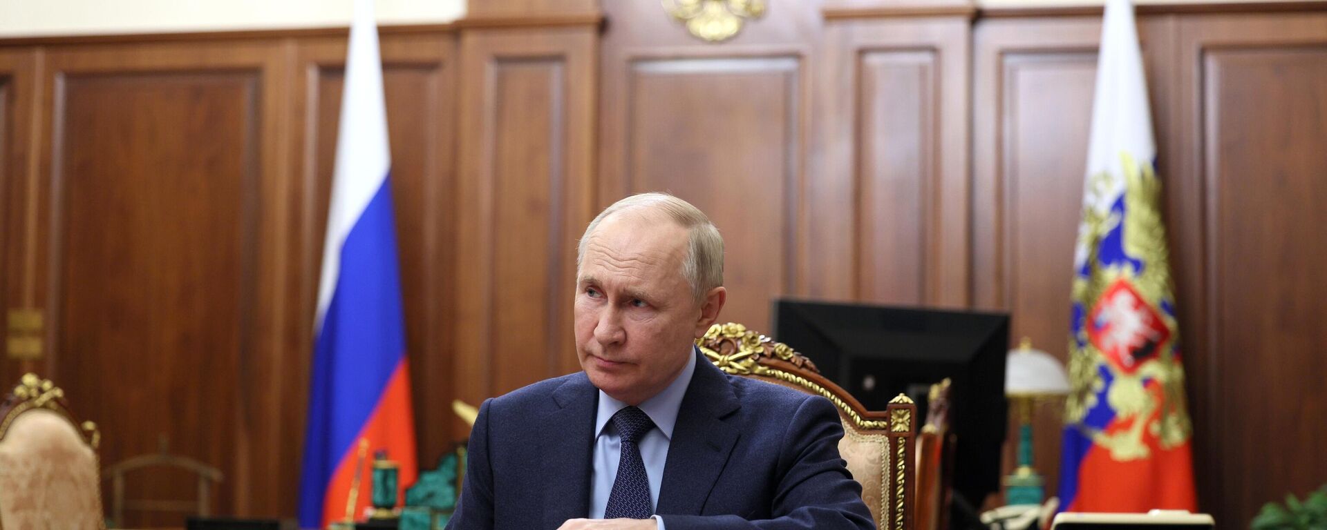 Vladimir Putin, presidente da Rússia, durante reunião com Sergei Chemezov, CEO da corporação russa Rostec (fora da foto), em 28 de dezembro de 2023 - Sputnik Brasil, 1920, 01.01.2024