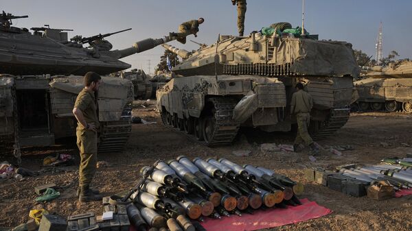Soldados israelenses carregam projéteis em um tanque em uma área de preparação no sul de Israel, perto da fronteira com Gaza, 31 de dezembro de 2023 - Sputnik Brasil