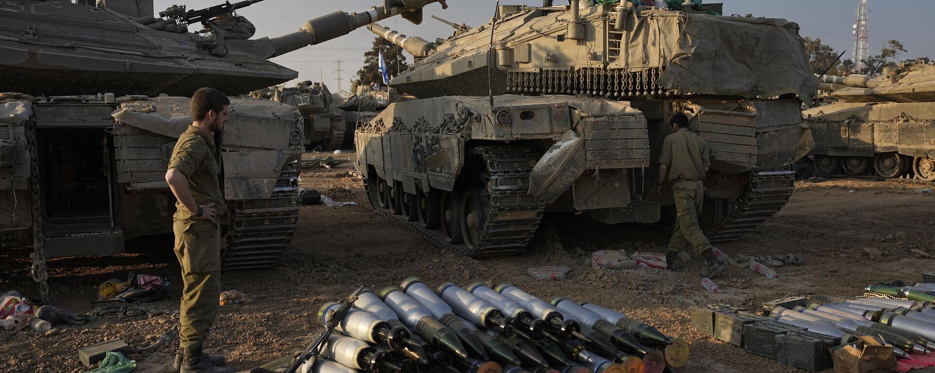 Soldados israelenses carregam projéteis em um tanque em uma área de preparação no sul de Israel, perto da fronteira com Gaza, 31 de dezembro de 2023 - Sputnik Brasil, 1920, 01.01.2024