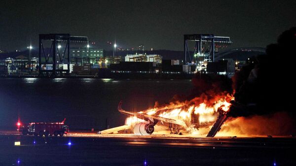 Avião da companhia aérea Japan Airlines em chamas na pista do Aeroporto Haneda, em Tóquio, Japão, 2 de janeiro de 2024 - Sputnik Brasil