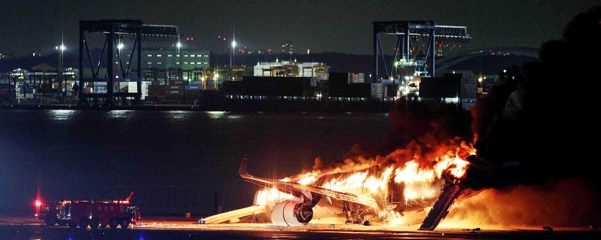 Avião da companhia aérea Japan Airlines em chamas na pista do Aeroporto Haneda, em Tóquio, Japão, 2 de janeiro de 2024 - Sputnik Brasil, 1920, 02.01.2024