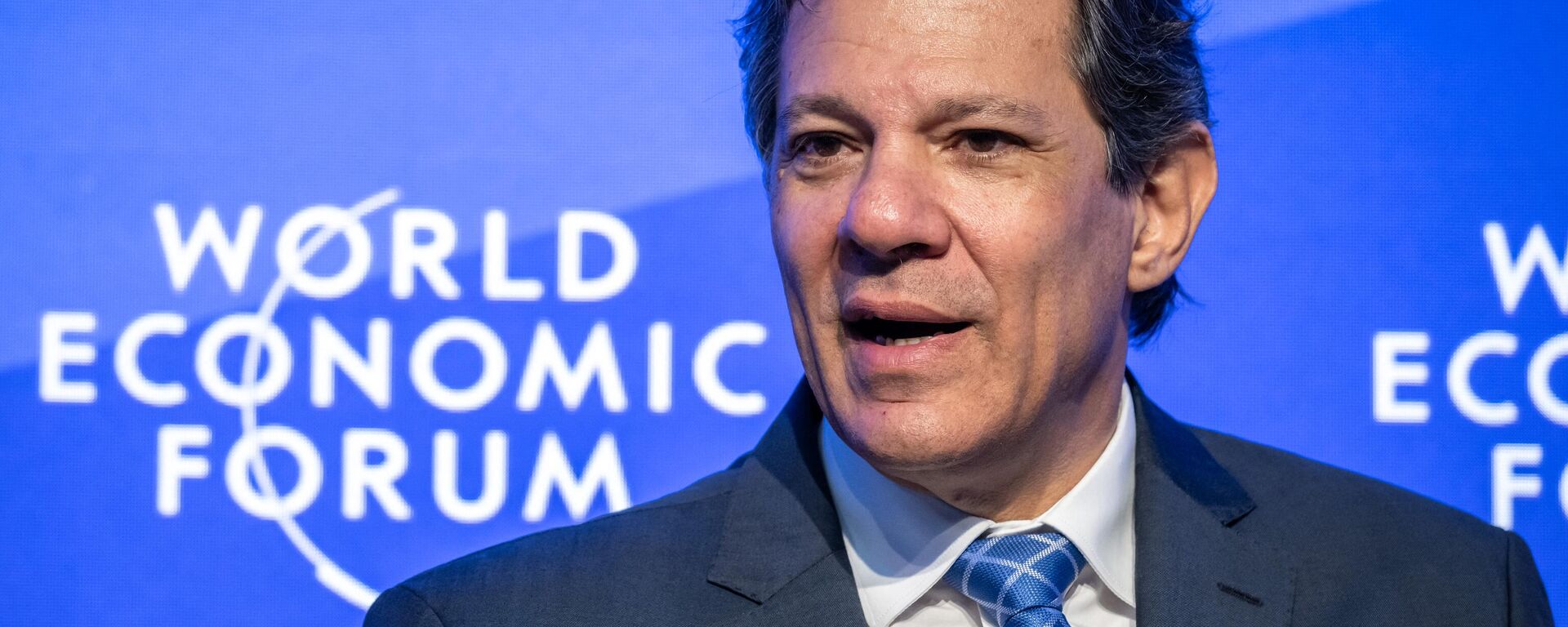 O novo ministro das Finanças brasileiro, Fernando Haddad, fala durante uma sessão da reunião anual do Fórum Econômico Mundial (WEF) em Davos em 17 de janeiro de 2023 - Sputnik Brasil, 1920, 02.01.2024