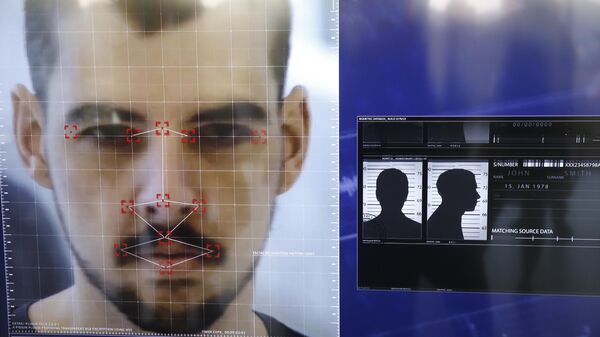 Demonstração de software que compartilha seu banco de dados de foragidos da justiça com câmeras de segurança de reconhecimento facial. Brasília (DF), 18 de dezembro de 2023 - Sputnik Brasil