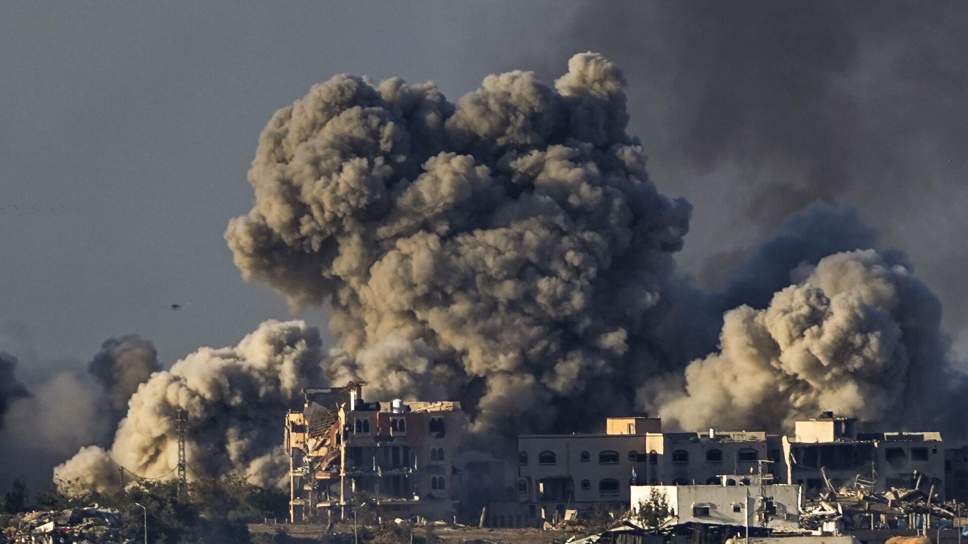 Fumaça sobe após bombardeio israelense na Faixa de Gaza, em 16 de dezembro de 2023 - Sputnik Brasil, 1920, 08.02.2024