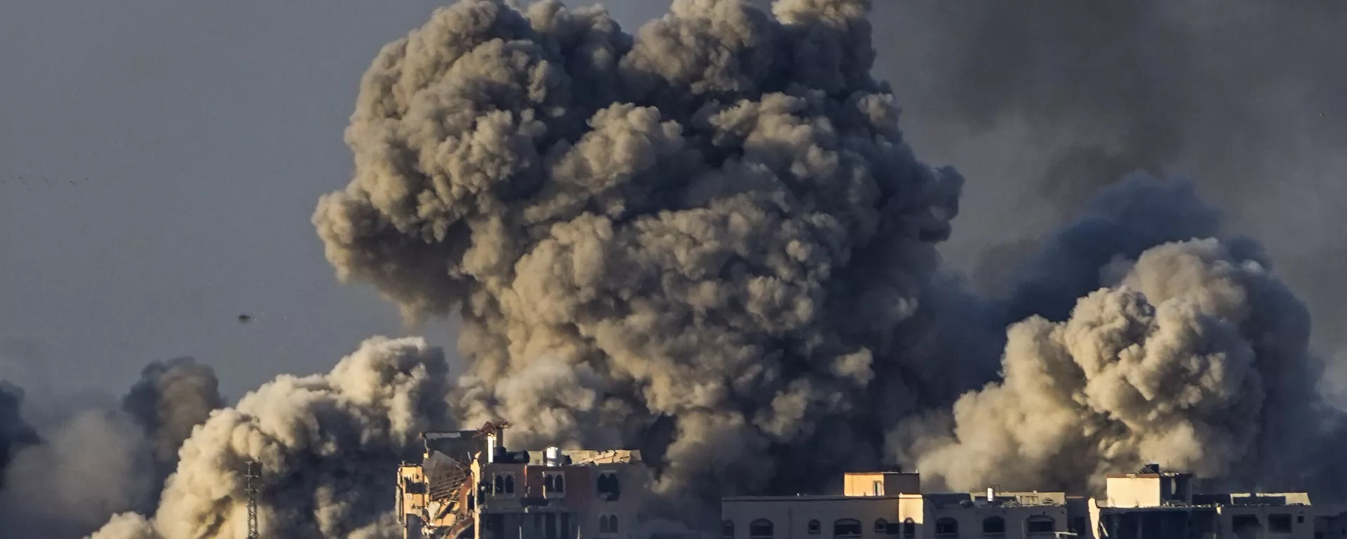 Fumaça sobe após um bombardeio israelense na Faixa de Gaza. Israel, 16 de dezembro de 2023 - Sputnik Brasil, 1920, 02.01.2024