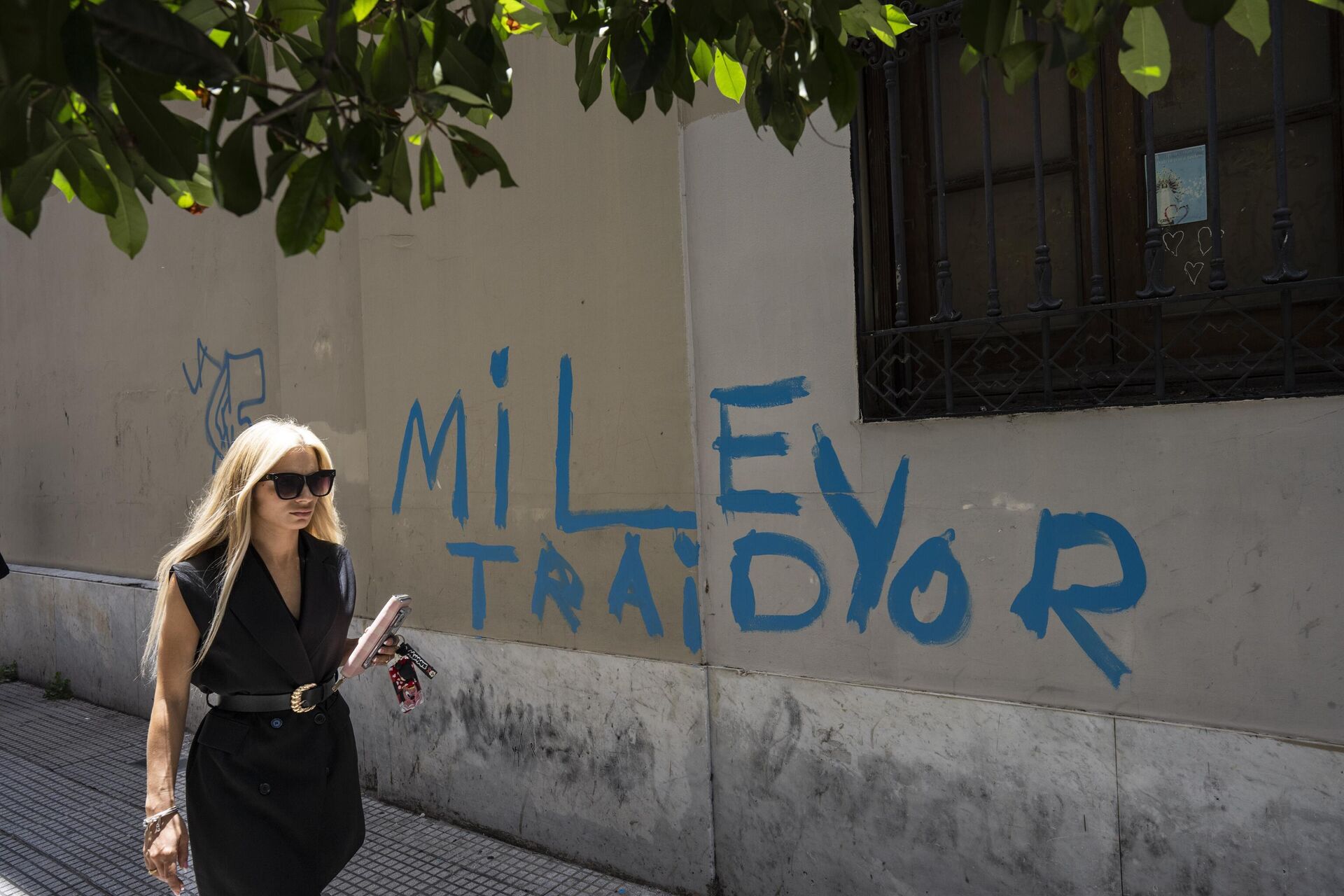 Grafite em espanhol: “Milei traidor” em Buenos Aires, Argentina, 21 de dezembro de 2023 - Sputnik Brasil, 1920, 26.01.2024