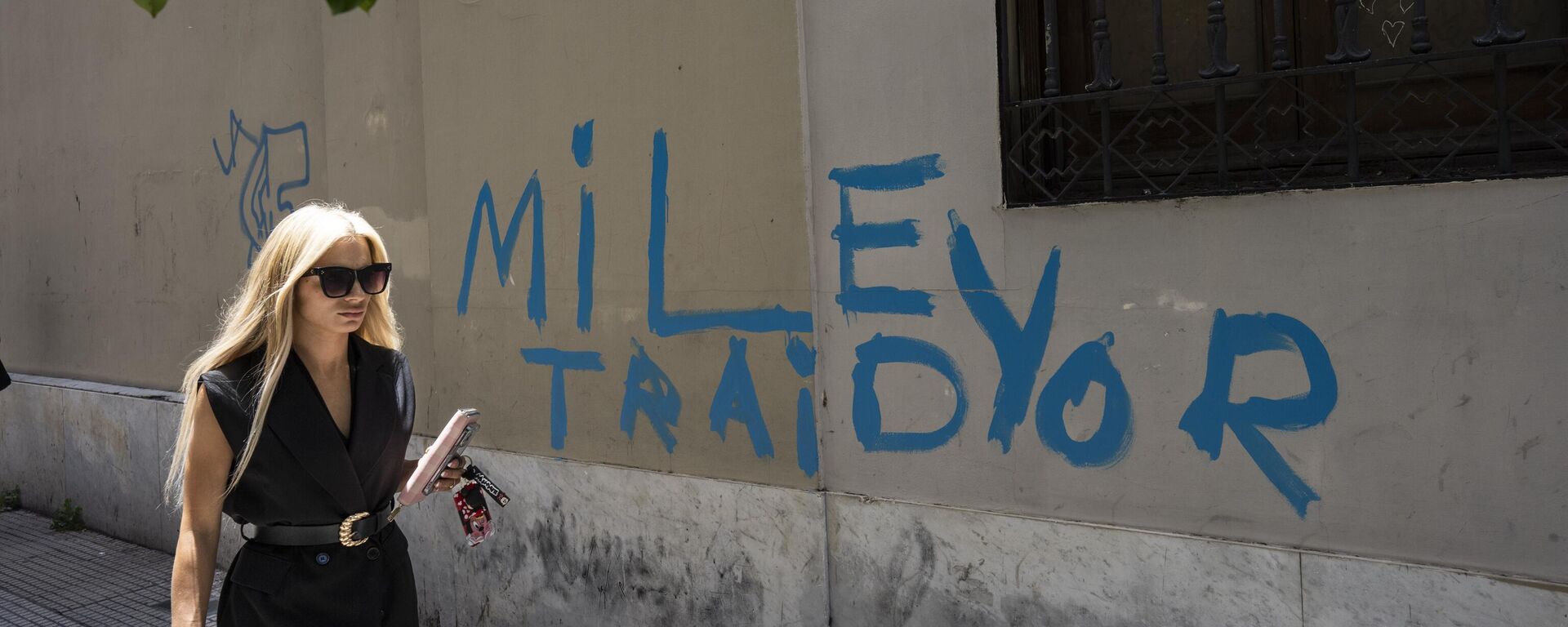 Grafite em espanhol: “Milei traidor”, em Buenos Aires. Argentina, 21 de dezembro de 2023 - Sputnik Brasil, 1920, 02.01.2024