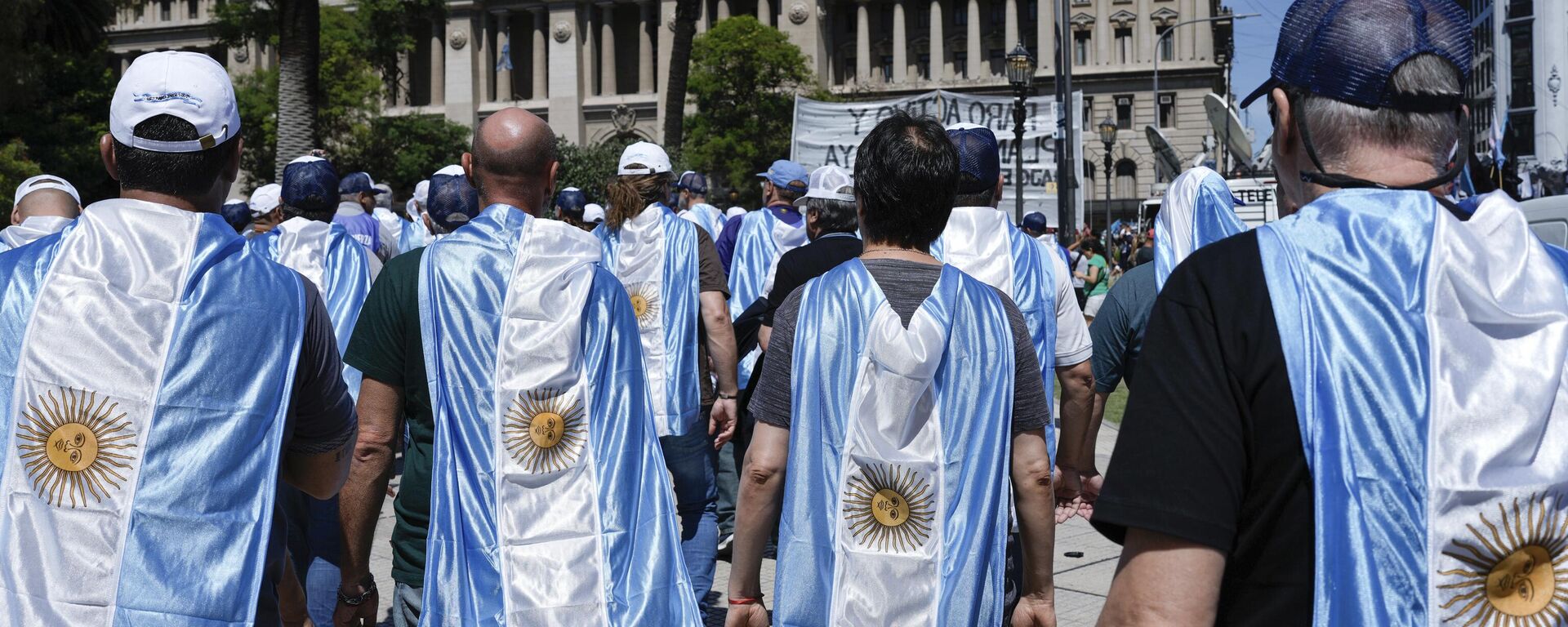 Manifestantes usando bandeiras da Argentina em protesto contra as reformas econômicas do presidente Javier Milei, em 27 de dezembro de 2023 - Sputnik Brasil, 1920, 02.02.2024