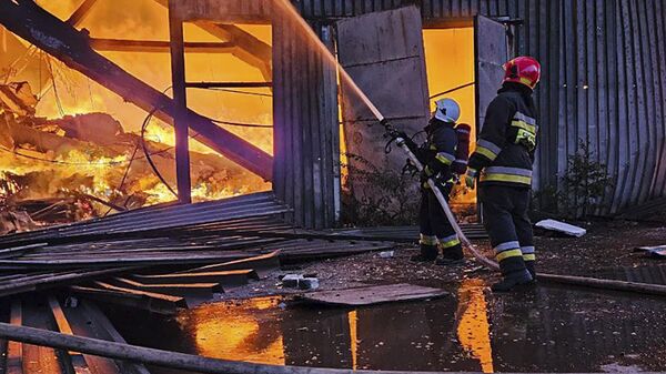 Equipes de emergência trabalham para apagar incêndio após ataque russo em Lvov. Ucrânia, 19 de setembro de 2023 - Sputnik Brasil