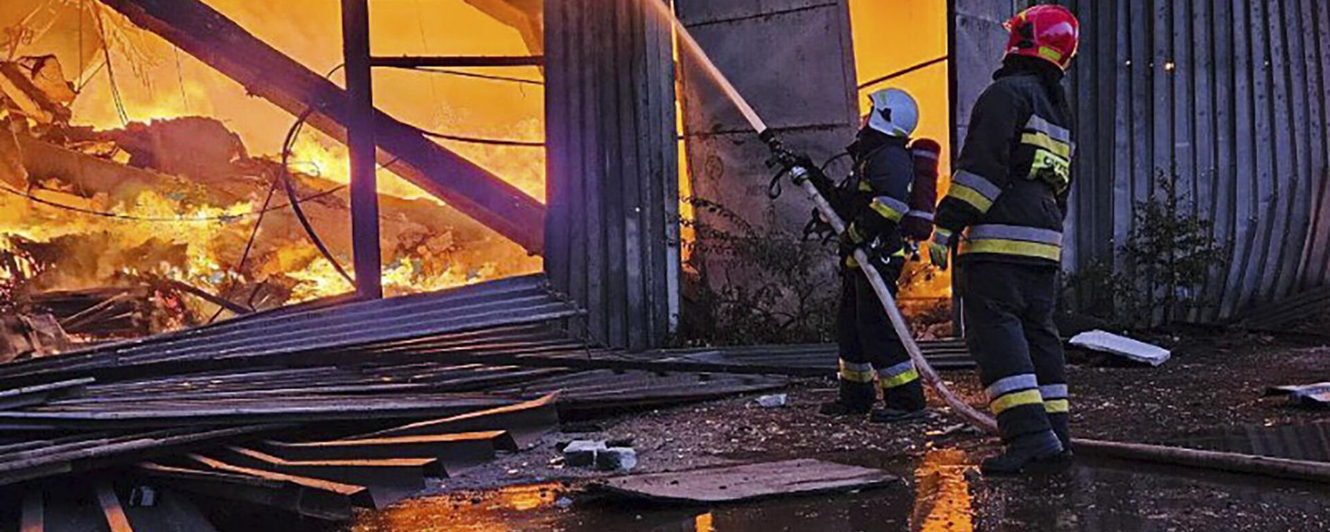 Equipes de emergência trabalham para apagar incêndio após ataque russo em Lvov. Ucrânia, 19 de setembro de 2023 - Sputnik Brasil, 1920, 02.01.2024