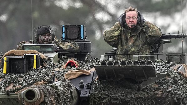 Ministro da Defesa alemão, Boris Pistorius (à direita), sentado em um tanque Leopard 2, em Augustdorf, Alemanha, em 1º de fevereiro de 2023 - Sputnik Brasil