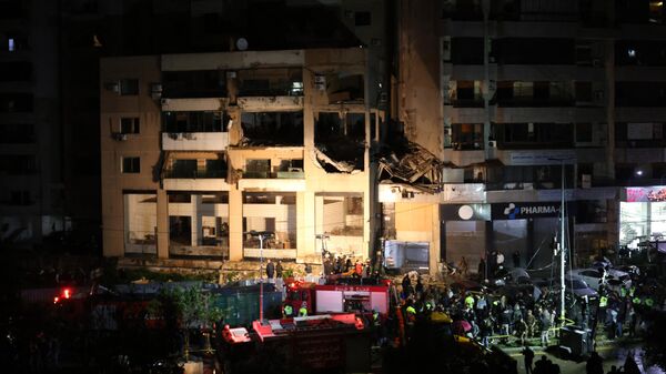Equipes de emergência libanesas se reúnem em local suspeito de ataque israelense contra escritório do Hamas, no subúrbio ao sul de Beirute. Líbano, 2 de janeiro de 2024 - Sputnik Brasil