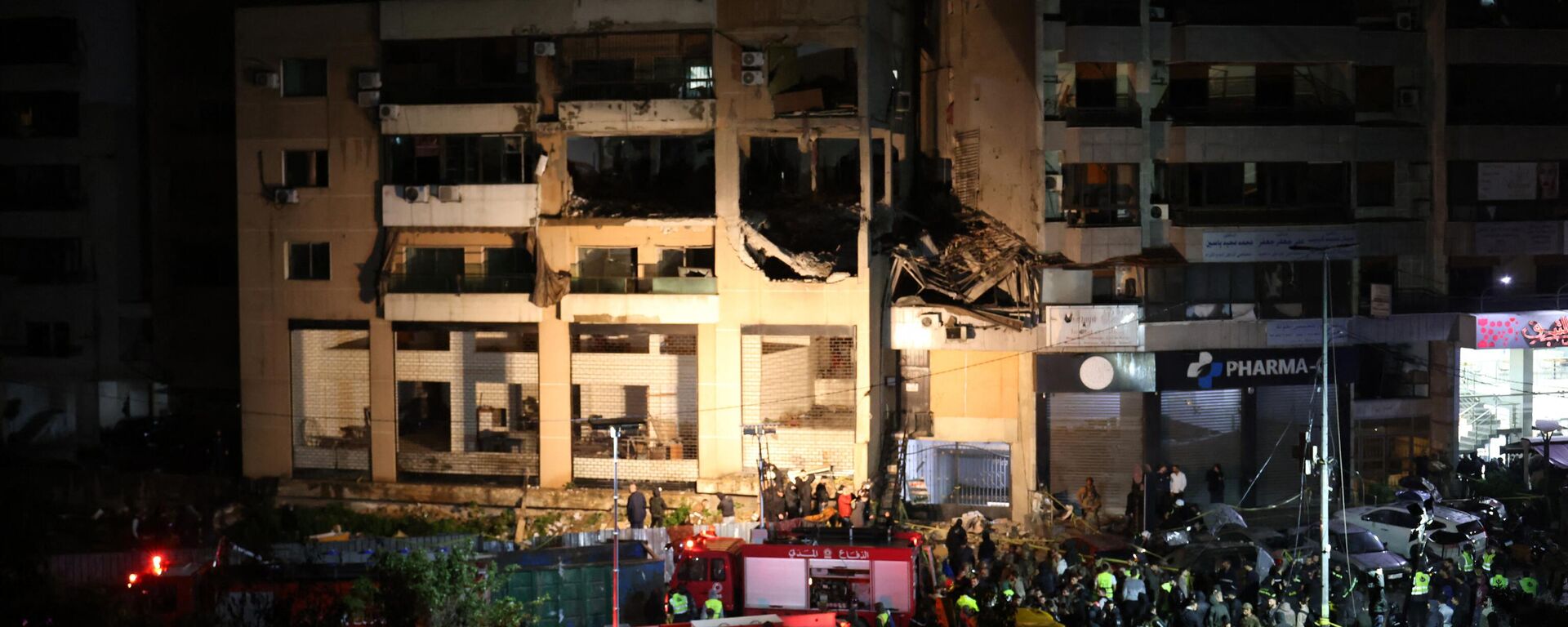 Equipes de emergência libanesas se reúnem no local de um ataque relatado pela mídia libanesa como sendo um ataque israelense contra um escritório do Hamas, no subúrbio ao sul de Beirute, em 2 de janeiro de 2024 - Sputnik Brasil, 1920, 02.01.2024