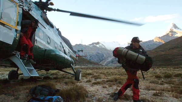 Trabalhadores de resgate chegam à área de uma avalanche que matou oito alpinistas estrangeiros no monte Alpamayo, no Peru, em julho de 2003 - Sputnik Brasil