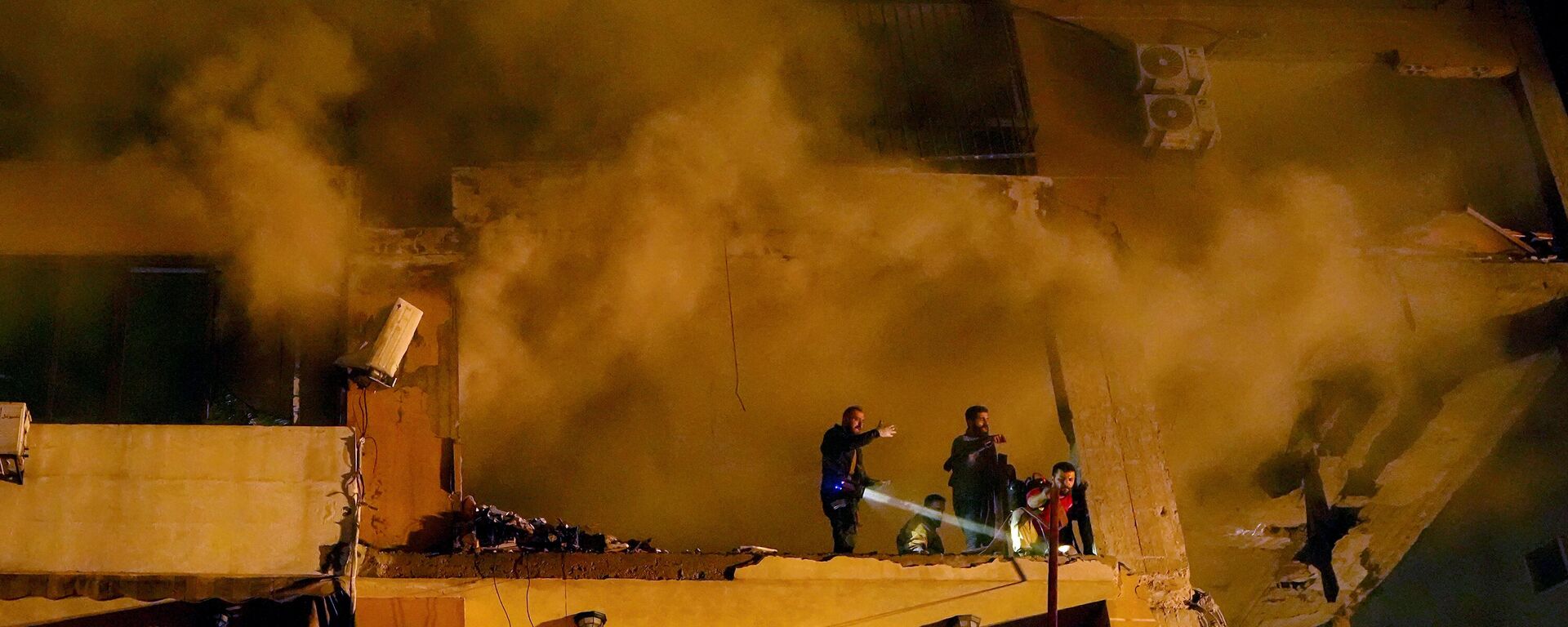 A fumaça sobe de um apartamento destruído enquanto trabalhadores da Defesa Civil procuram por sobreviventes após uma grande explosão no subúrbio de Dahiyeh, no sul de Beirute. Líbano, 2 de janeiro de 2024 - Sputnik Brasil, 1920, 07.02.2024