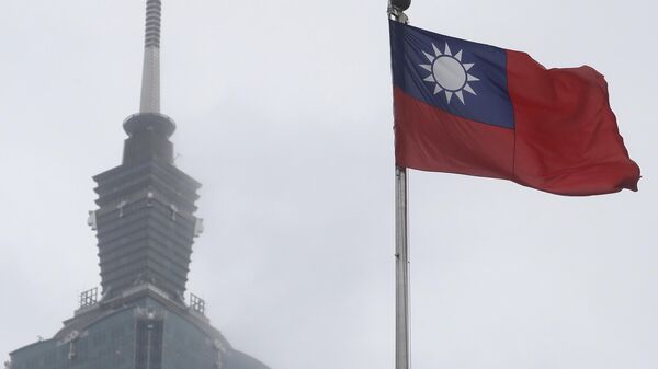 Bandeira de Taiwan tremula perto do prédio Taipé 101 no Salão Memorial Nacional Dr. Sun Yat-Sen em Taipé, Taiwan, 7 de maio de 2023 - Sputnik Brasil