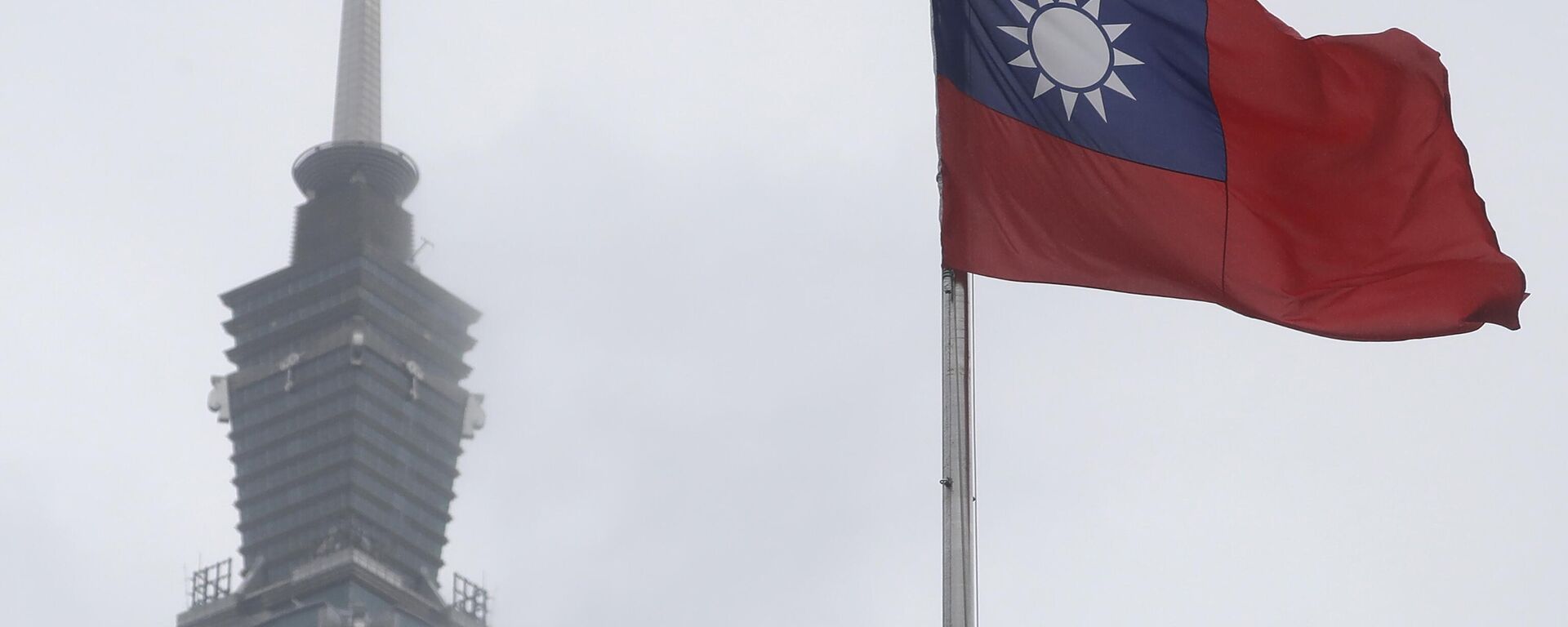Bandeira de Taiwan tremula perto do prédio Taipé 101 no Salão Memorial Nacional Dr. Sun Yat-Sen em Taipé, Taiwan, 7 de maio de 2023 - Sputnik Brasil, 1920, 06.01.2024