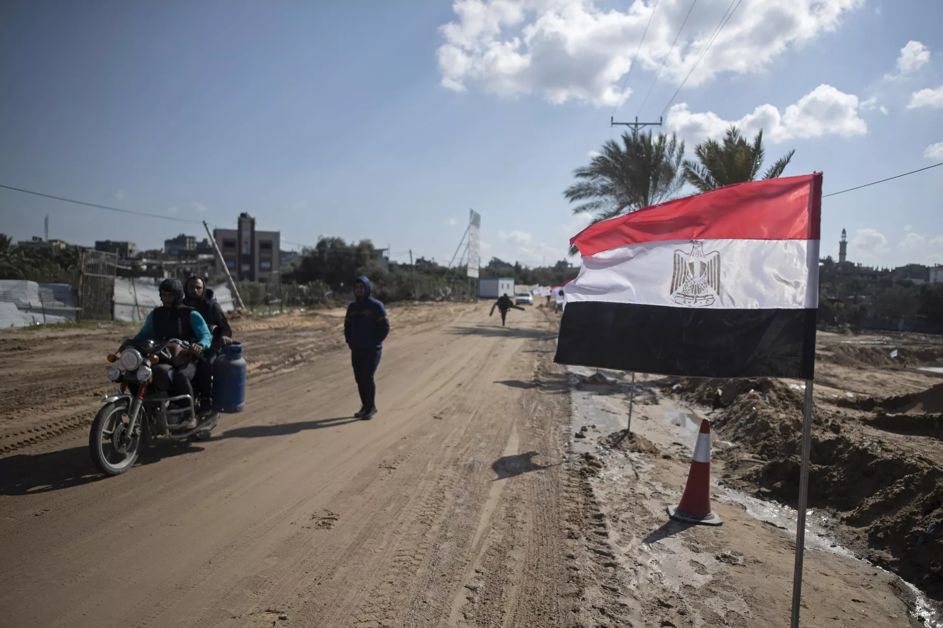 Palestinos passam uma bandeira egípcia na lateral de uma rua em Beit Lahiya, norte da Faixa de Gaza, em 25 de janeiro de 2022. - Sputnik Brasil, 1920, 11.01.2024