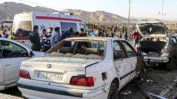 Pessoas próximas a carros após explosão em Kerman. Irã, 3 de janeiro de 2024 - Sputnik Brasil
